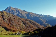 17 Colori autunnali ai Piani di Ceresola, in alto il Tre Signori